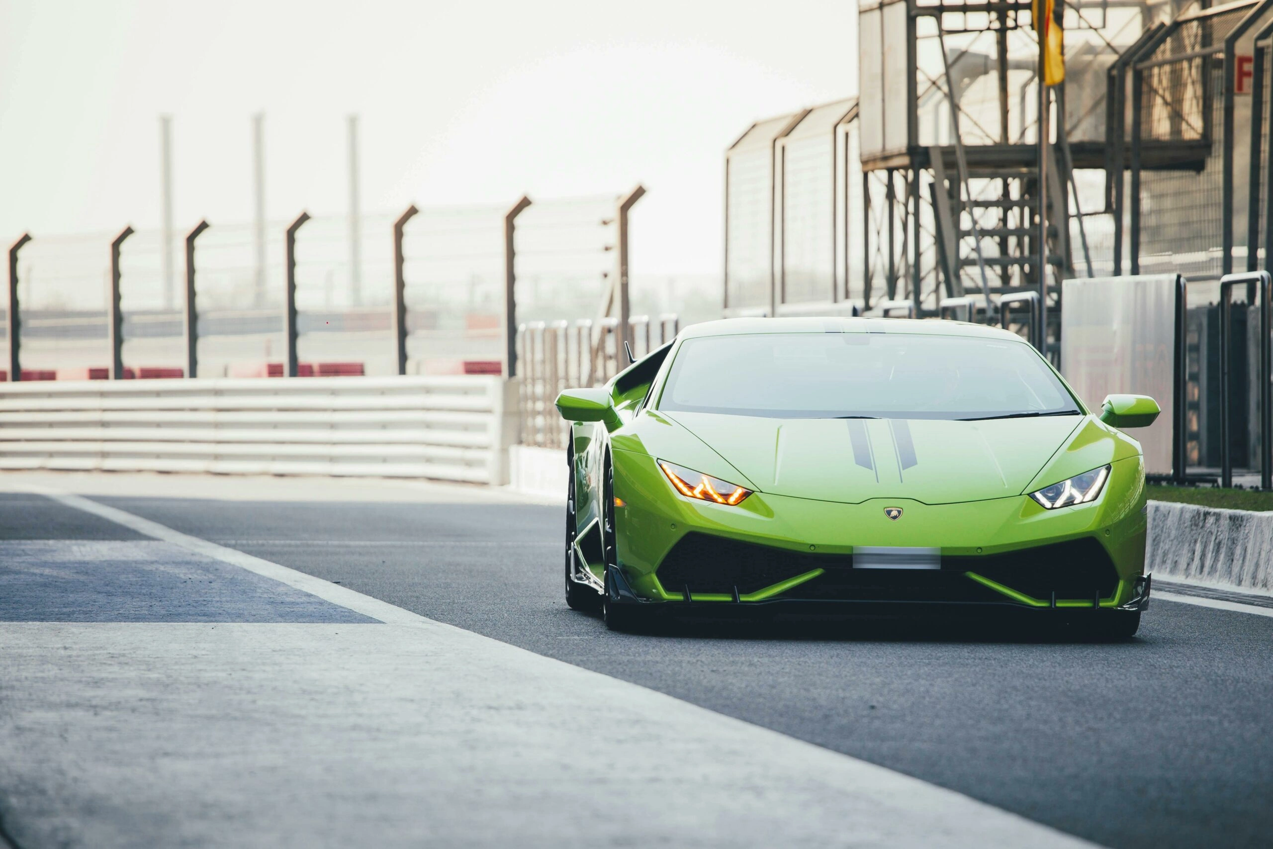 Louer une Lamborghini en Suisse : Guide Complet 2026 (et Pourquoi l&rsquo;Abonnement Est Souvent Plus Malin)