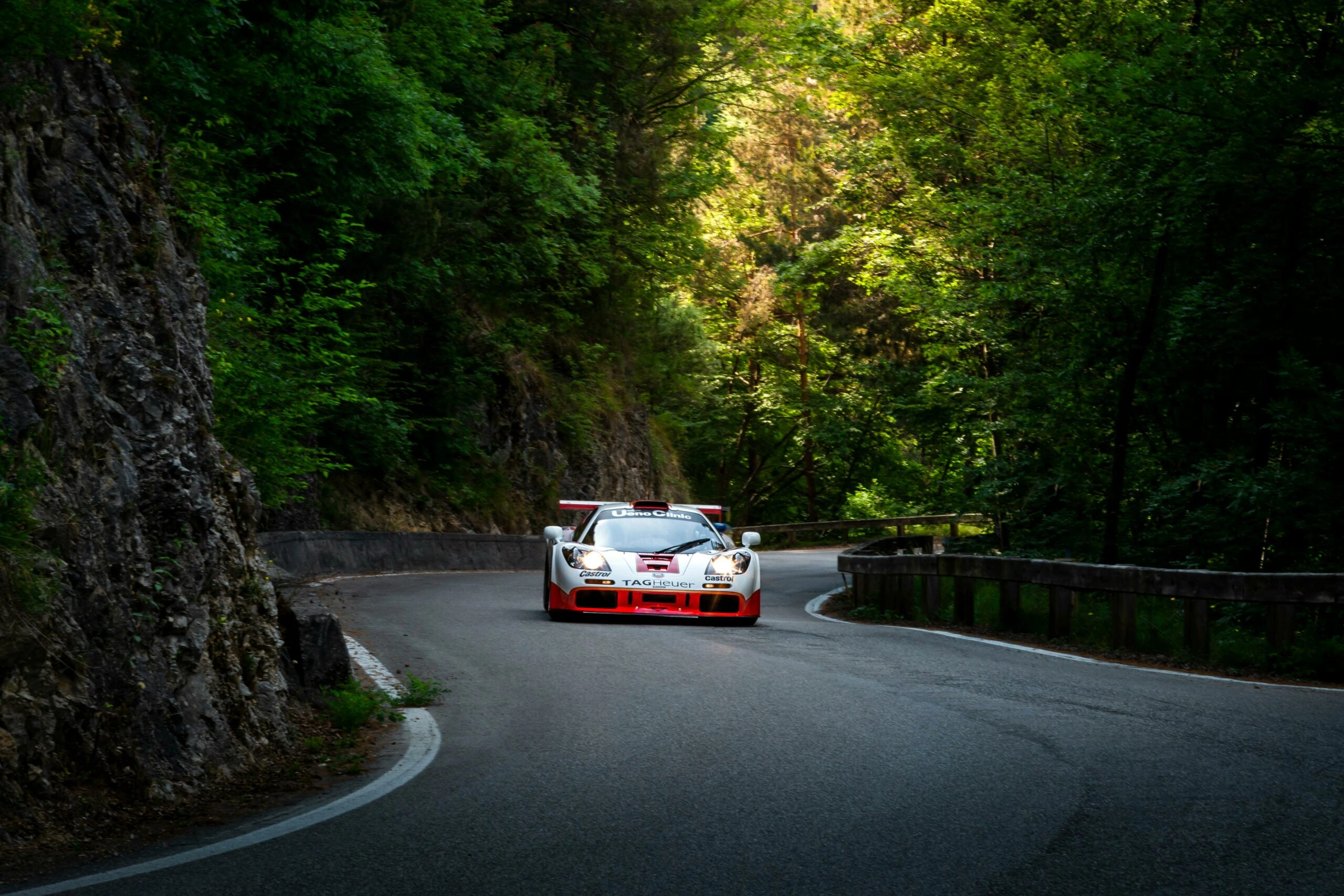 Les 5 Plus Belles Routes de Suisse Romande à Parcourir en Supercar
